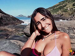 Morena safada se exibi na praia e da o